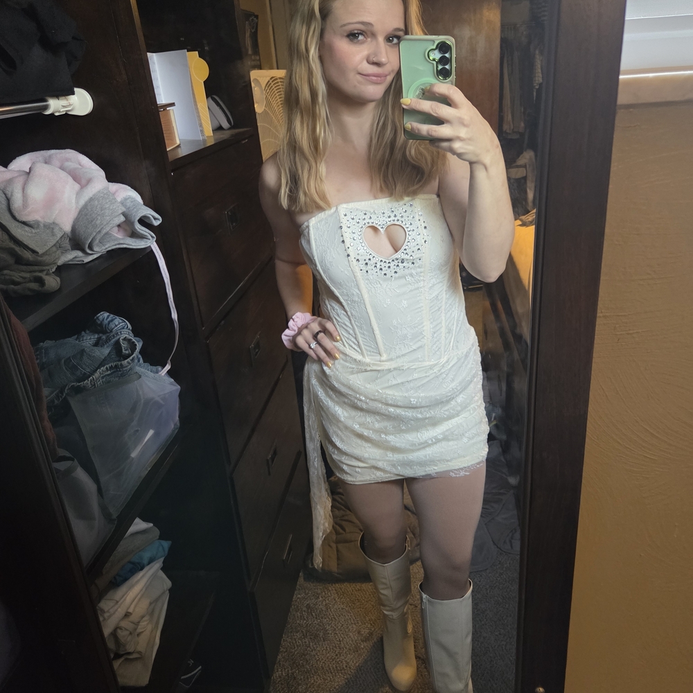 Sabrina Carpenter pale yellow heart rhinestone dress - Picture 4 of 5